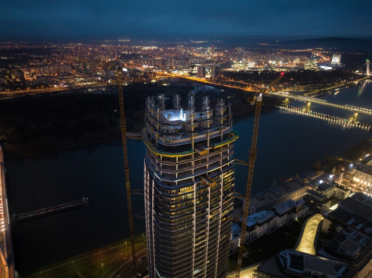 Najvyššie položený vianočný stromček: Hrubá stavba 1. slovenského mrakodrapu je dokončená_0