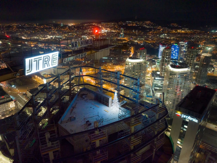 Najvyššie položený vianočný stromček: Hrubá stavba 1. slovenského mrakodrapu je dokončená_1