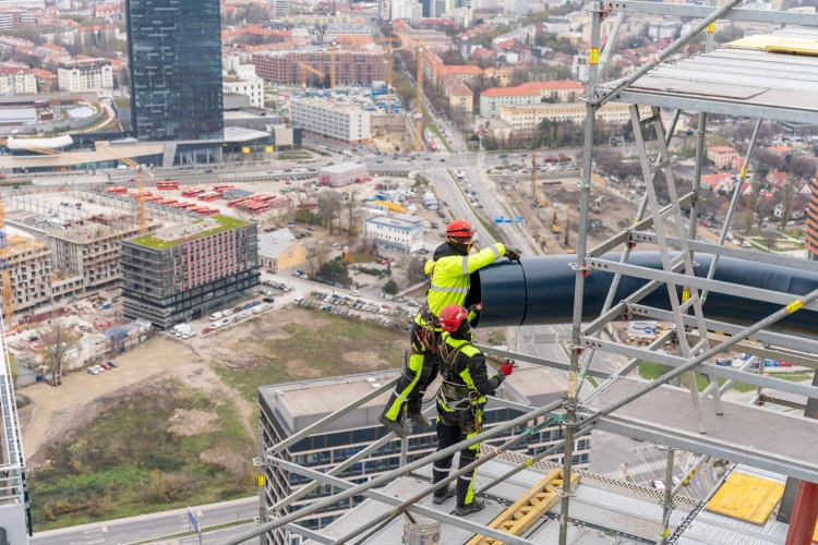 Najvyššie položený vianočný stromček: Hrubá stavba 1. slovenského mrakodrapu je dokončená_4