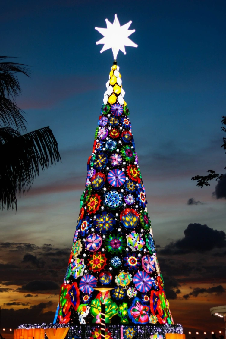 Najkrajšie vianočné stromčeky, ktoré tento rok zdobia mestá. Aké sú Vianoce vo svete?_0