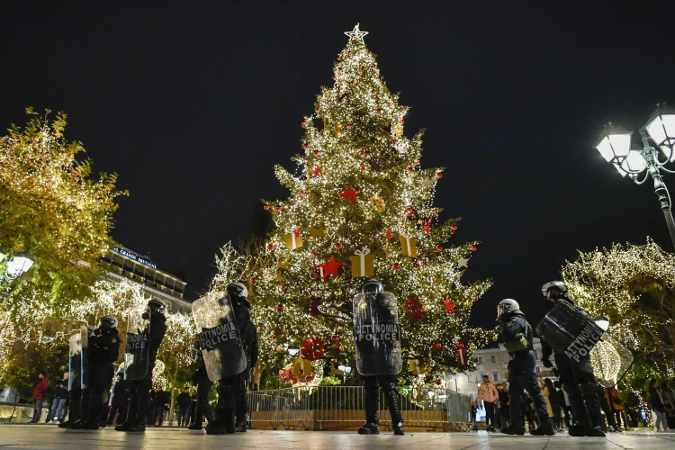 Najkrajšie vianočné stromčeky, ktoré tento rok zdobia mestá. Aké sú Vianoce vo svete?_1