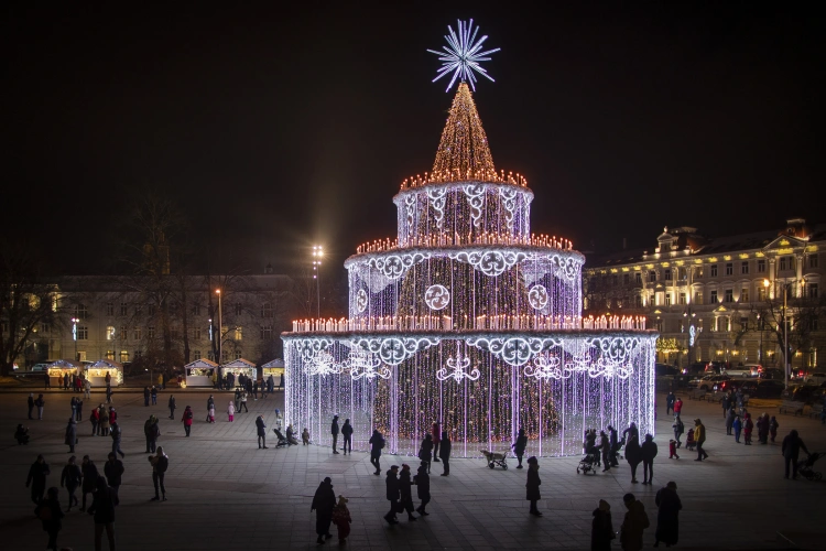 Najkrajšie vianočné stromčeky, ktoré tento rok zdobia mestá. Aké sú Vianoce vo svete?_3