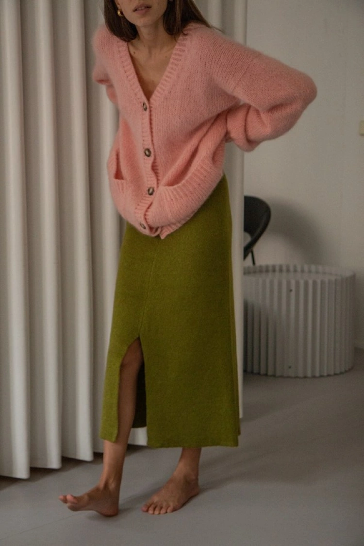 Aj pri pletených odevoch platí, že luxus vzniká ručnou výrobou, hovorí česká dizajnérka_4