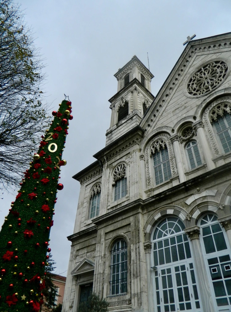Najkrajšie vianočné stromčeky, ktoré tento rok zdobia mestá. Aké sú Vianoce vo svete?_18