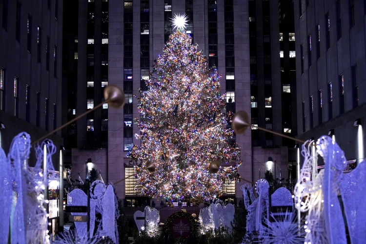 Najkrajšie vianočné stromčeky, ktoré tento rok zdobia mestá. Aké sú Vianoce vo svete?_14
