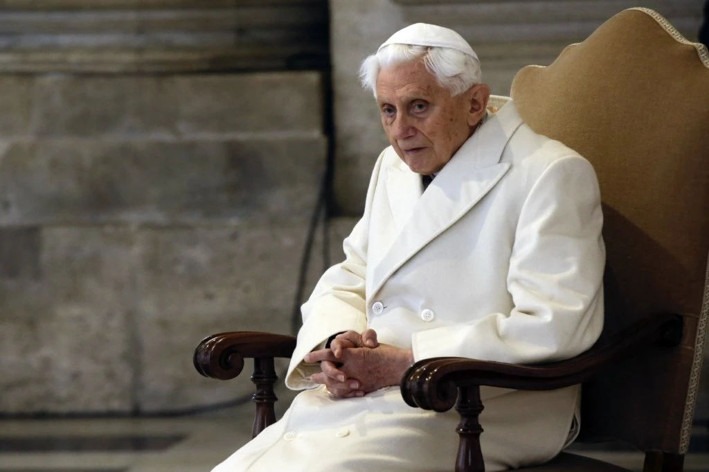 Zomrel emeritný pápež Benedikt XVI. Mal 95 rokov