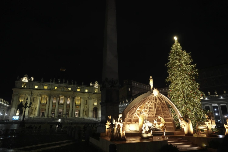 Najkrajšie vianočné stromčeky, ktoré tento rok zdobia mestá. Aké sú Vianoce vo svete?_11