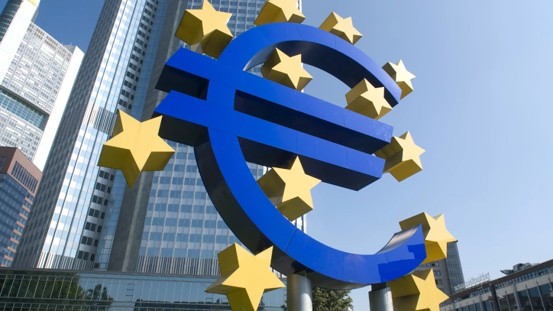 ECB zvýšila kľúčové úrokové sadzby, už po desiaty raz        