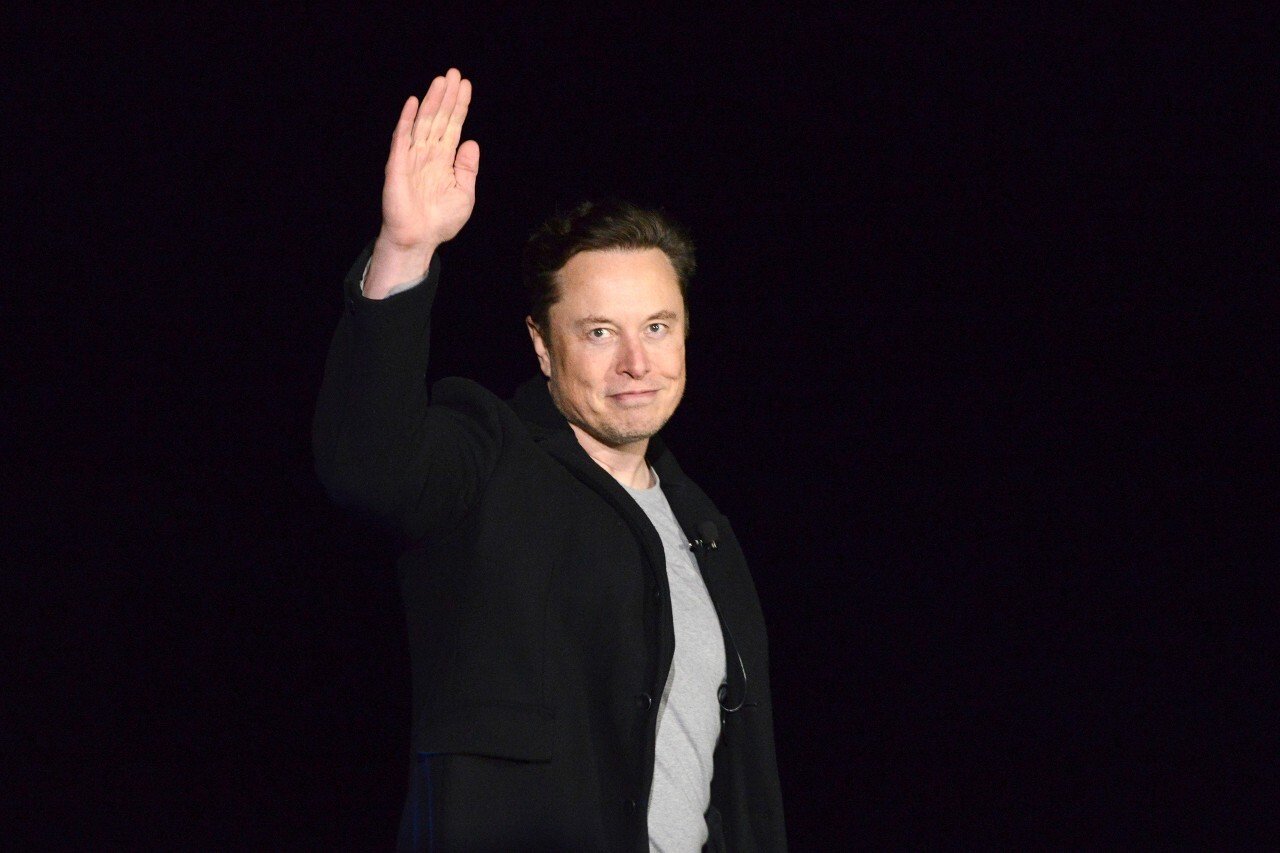 Mám zostať alebo odísť, pýta sa Musk. Twitter zatiaľ zavádza nové kontroverzné pravidlá