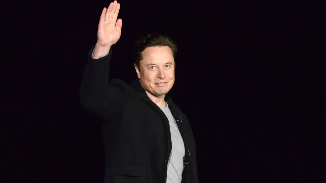 Mám zostať alebo odísť, pýta sa Musk. Twitter zatiaľ zavádza nové kontroverzné pravidlá