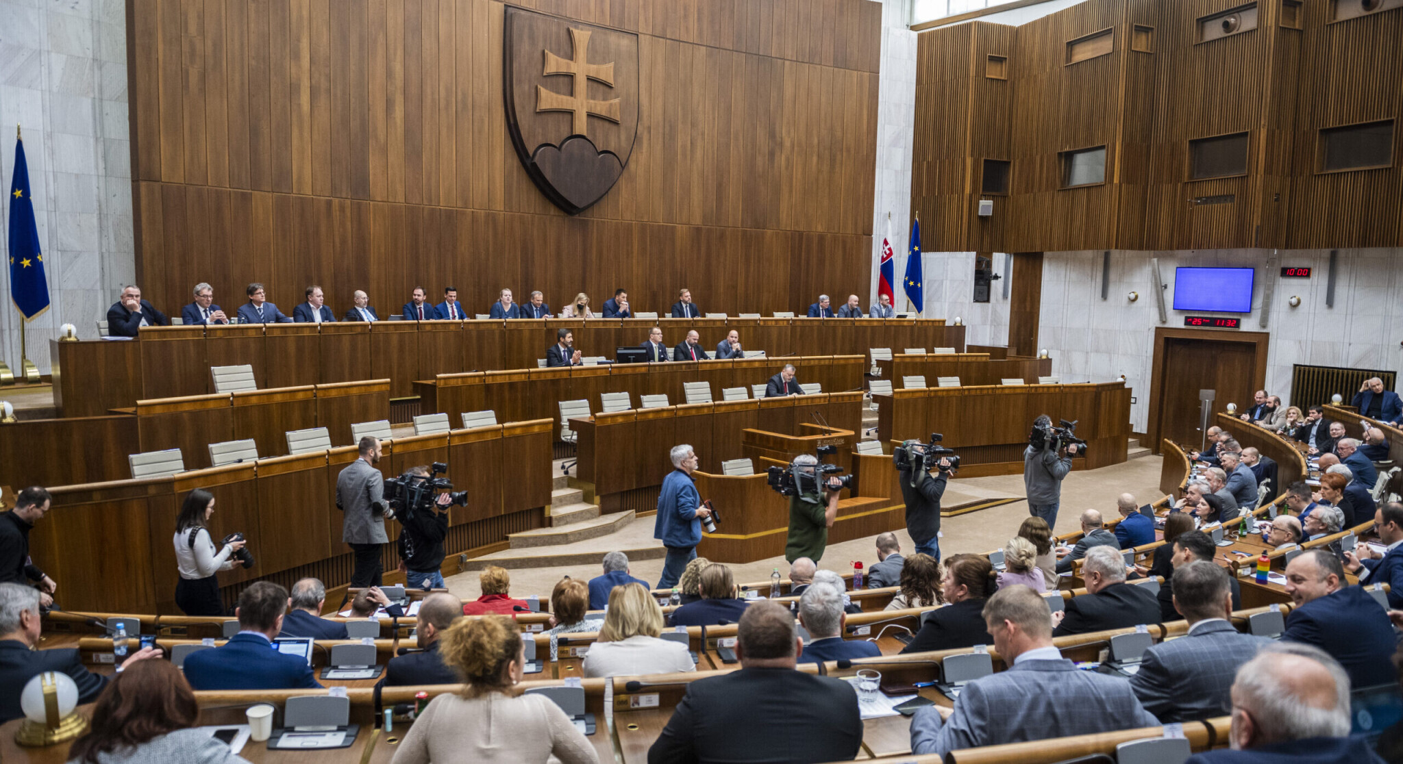 Parlament schválil novelu ústavy, ktorá umožní konanie predčasných volieb