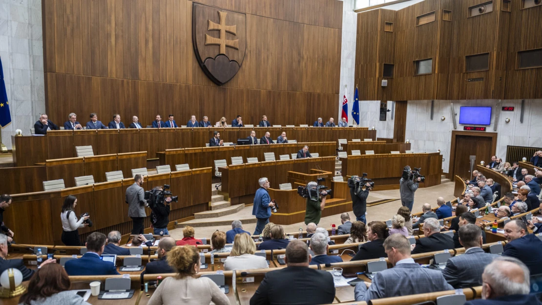 Parlament schválil novelu ústavy, ktorá umožní konanie predčasných volieb