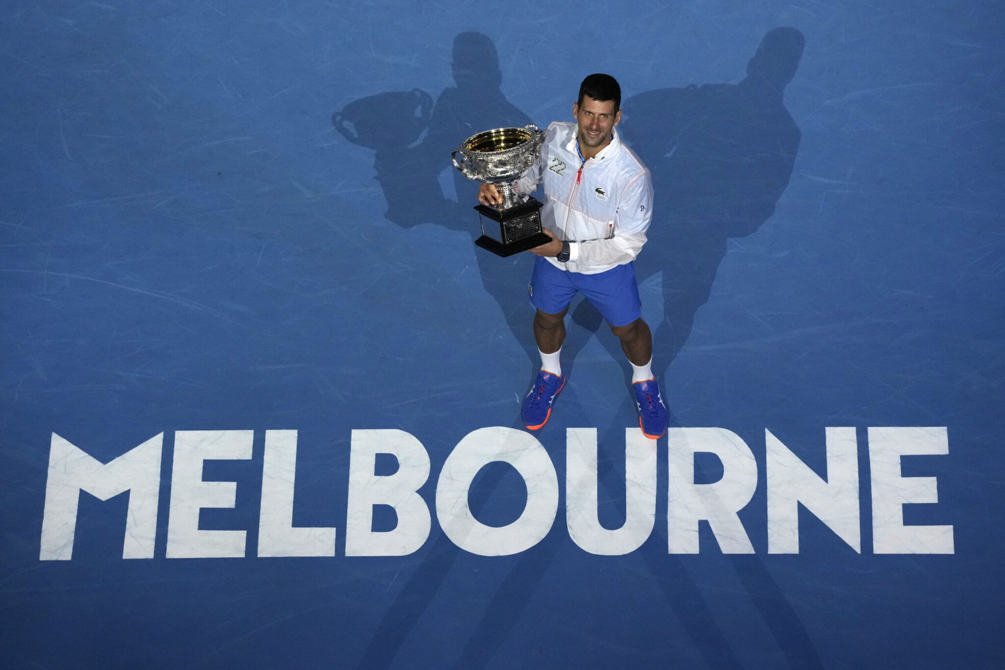 Djokovič víťazom Australian Open. S 22 grandslamovými titulmi vyrovnal Nadalov rekord