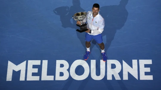 Djokovič víťazom Australian Open. S 22 grandslamovými titulmi vyrovnal Nadalov rekord