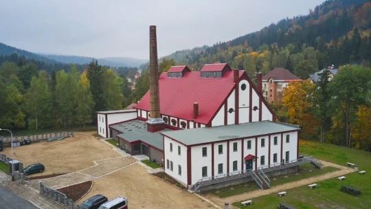 Bývalý stratég Penty vracia lesk historickým sklárňam. Míňa na to milióny eur