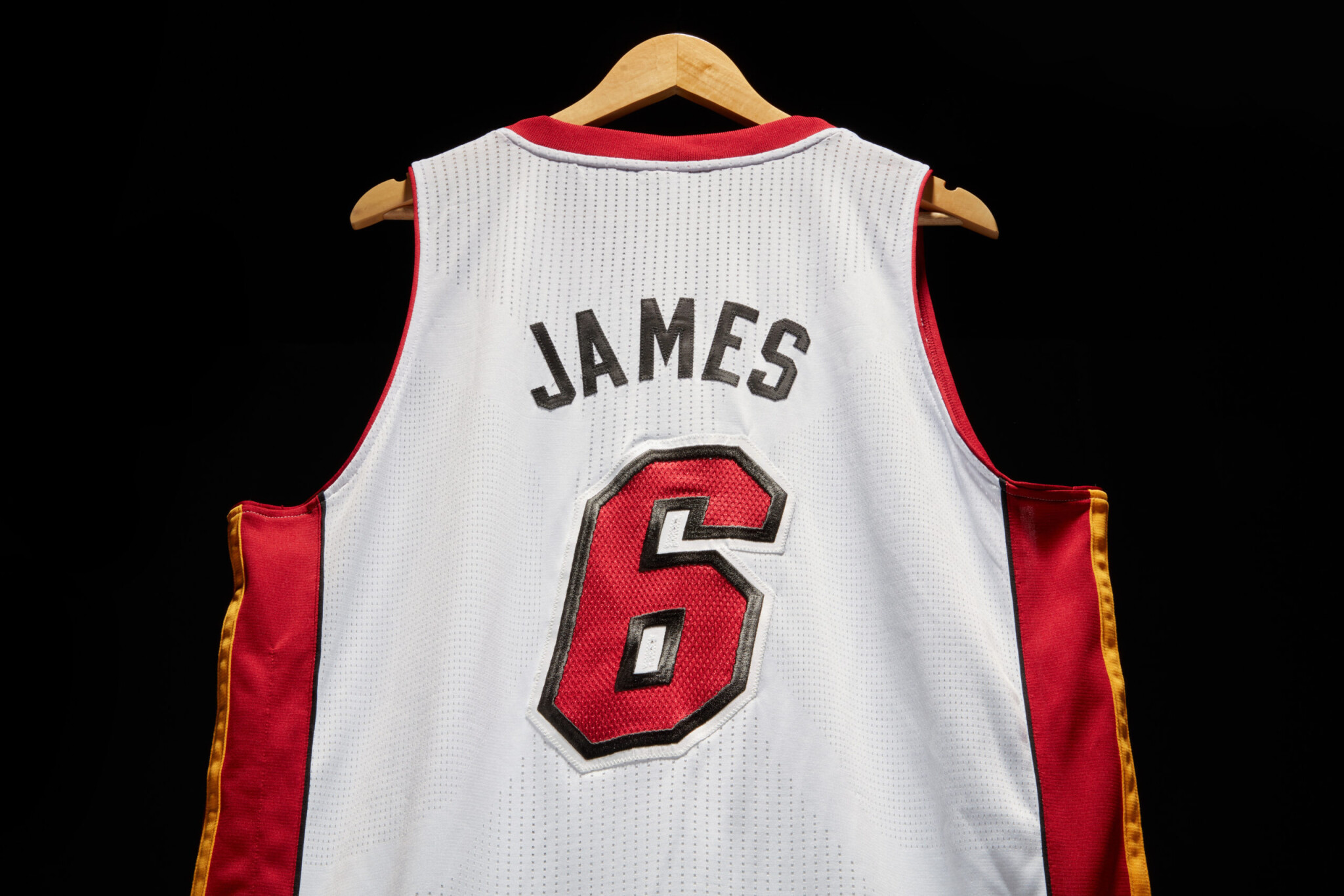 Dres LeBrona Jamesa z finálovej série NBA v roku 2013 sa predal za 3,7 milióna dolárov