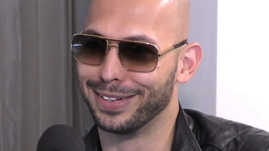 Drahé autá a obchod s ľuďmi. Kontroverzný influencer Andrew Tate ide do väzby