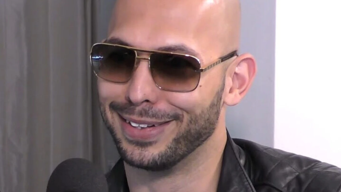 Drahé autá a obchod s ľuďmi. Kontroverzný influencer Andrew Tate ide do väzby