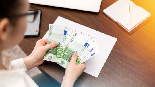 Deficit v apríli medziročne klesol o viac ako tretinu. Oproti prvému štvrťroku sa však značne prehĺbil
