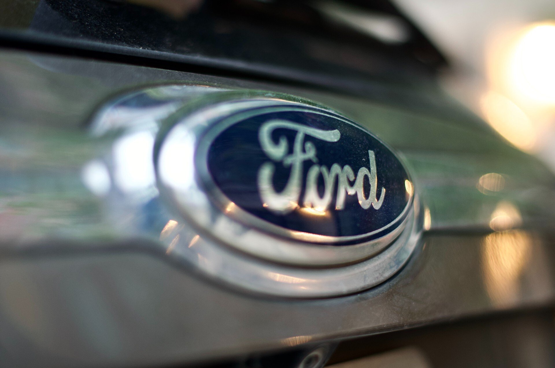 Ford obmedzí výrobu v Európe. O predaji nemeckej fabriky údajne rokuje s Číňanmi