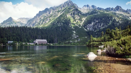 Vysoké Tatry priťahujú zahraničných turistov. Návštevnosť však zaostáva za rokom 2023