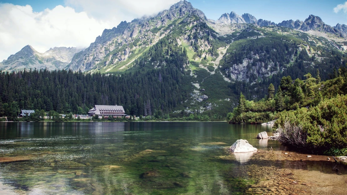 Vysoké Tatry priťahujú zahraničných turistov. Návštevnosť však zaostáva za rokom 2023