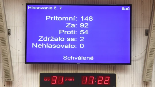 Predčasné voľby budú koncom septembra. Hlasovalo za ne 92 poslancov