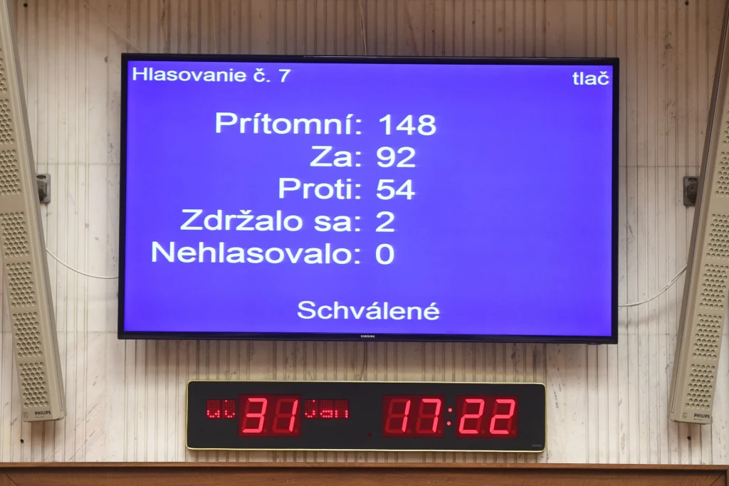 Predčasné voľby budú koncom septembra. Hlasovalo za ne 92 poslancov