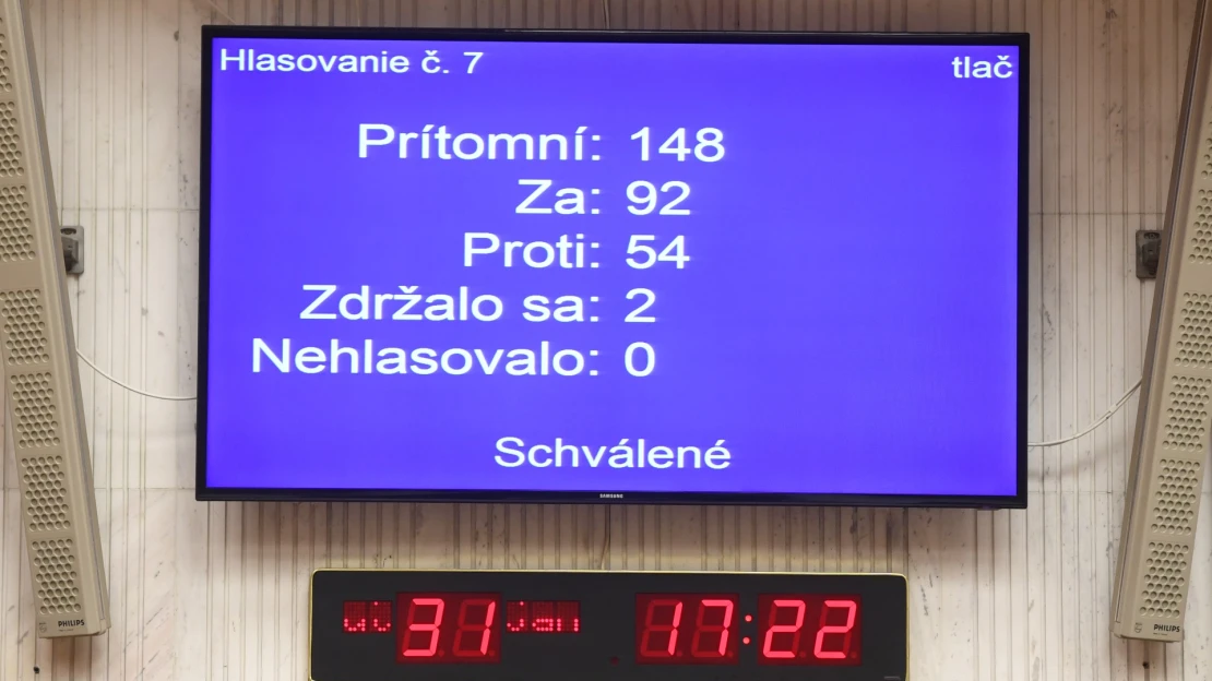 Predčasné voľby budú koncom septembra. Hlasovalo za ne 92 poslancov