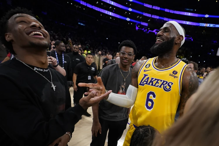 Kráľ, miliardár, rekordman. LeBron James sa stal najlepším strelcom v histórii NBA_1