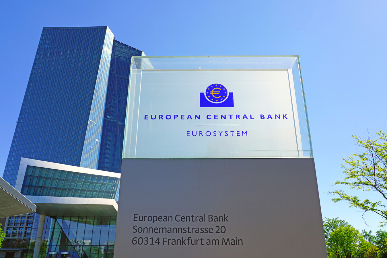 ECB zvýšila úrokové sadzby a signalizovala, že v tom bude pokračovať „rovnomerným tempom“