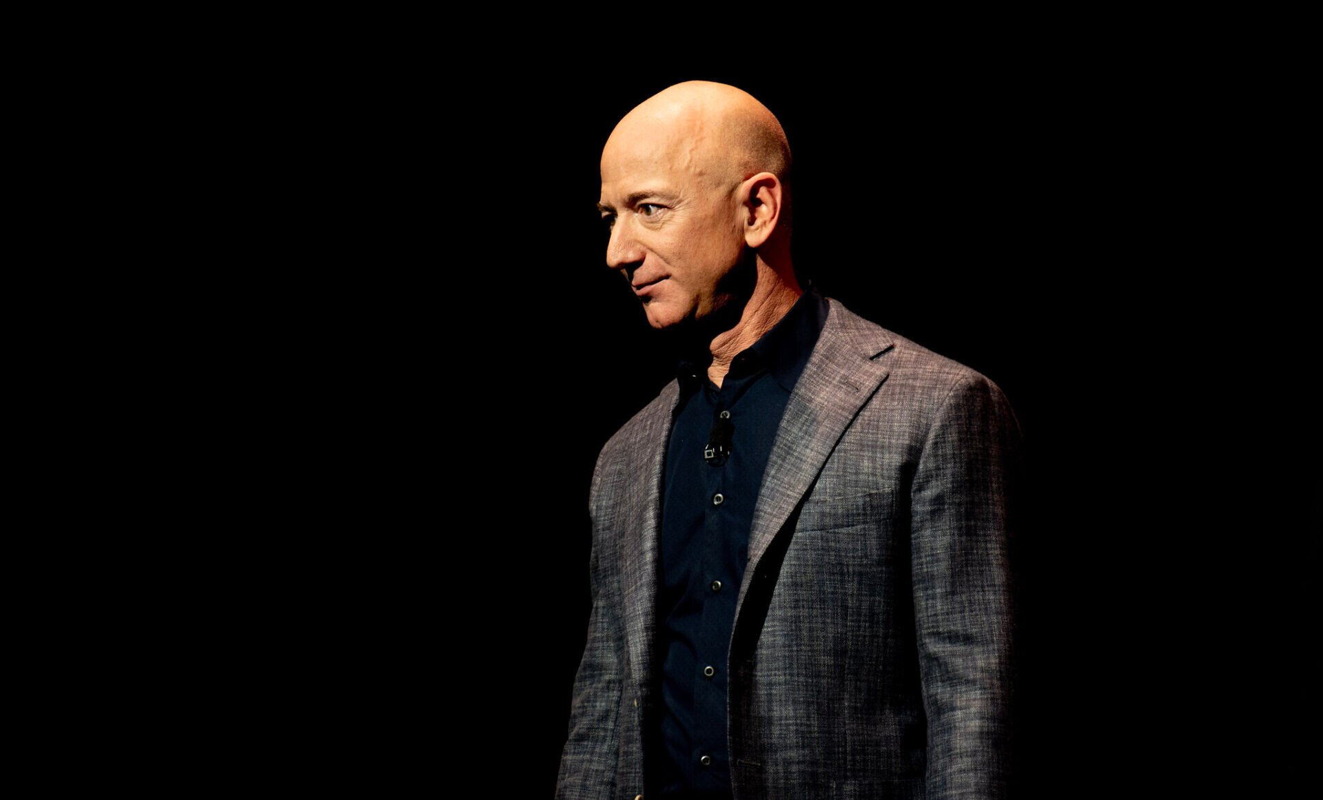 Jeff Bezos znova predával akcie Amazonu. Vo februári sa už zbavil 38 miliónov akcií