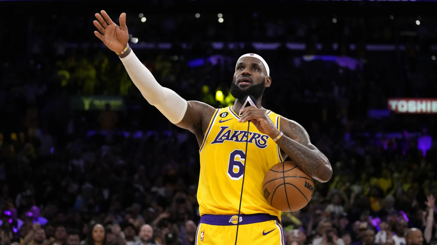 Kráľ, miliardár, rekordman. LeBron James sa stal najlepším strelcom v histórii NBA