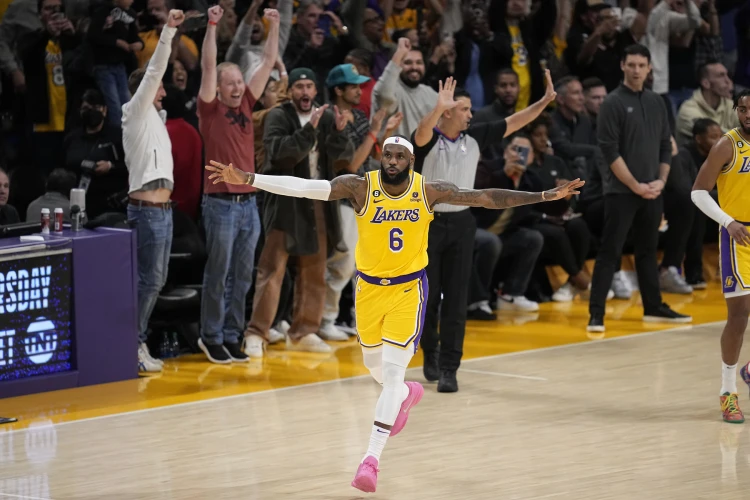 Kráľ, miliardár, rekordman. LeBron James sa stal najlepším strelcom v histórii NBA_3