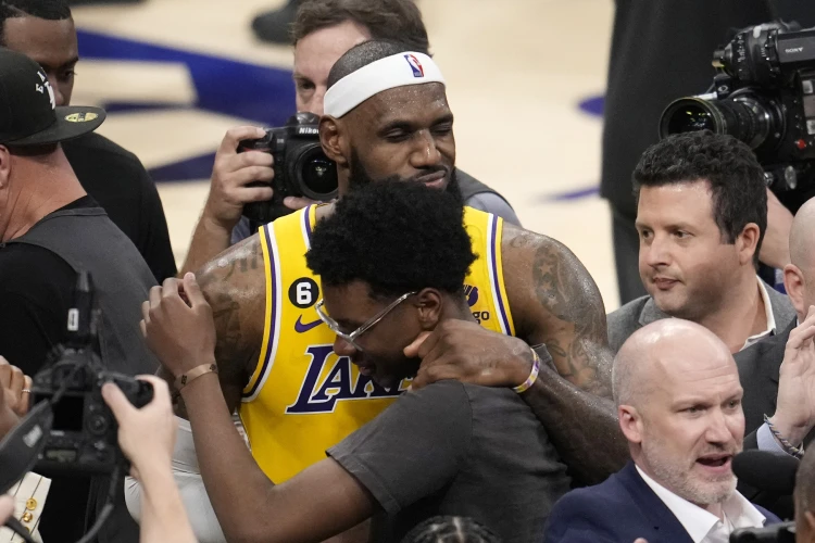 Kráľ, miliardár, rekordman. LeBron James sa stal najlepším strelcom v histórii NBA_2