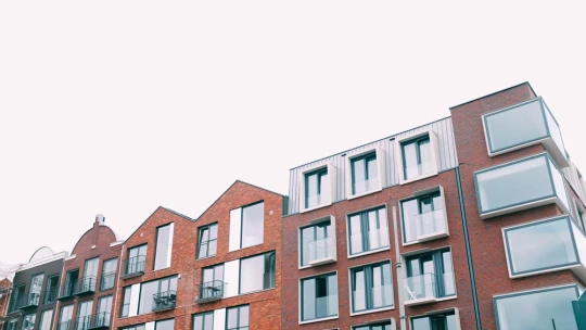 Staršie byty v Bratislave koncom roka 2022 zlacneli. Prenájom sa však stáva výhodnejšou alternatívou