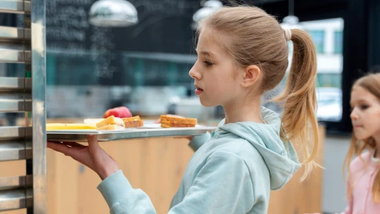 Dotované obedy budú mať aj žiaci  osemročných gymnázií, novelu podpísala prezidentka