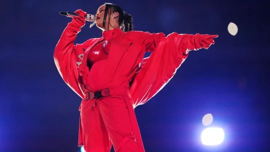 Odhalila tehotenstvo a dostala do varu milióny divákov. Prečo Rihanna nedostane honorár za šou na Super Bowl?