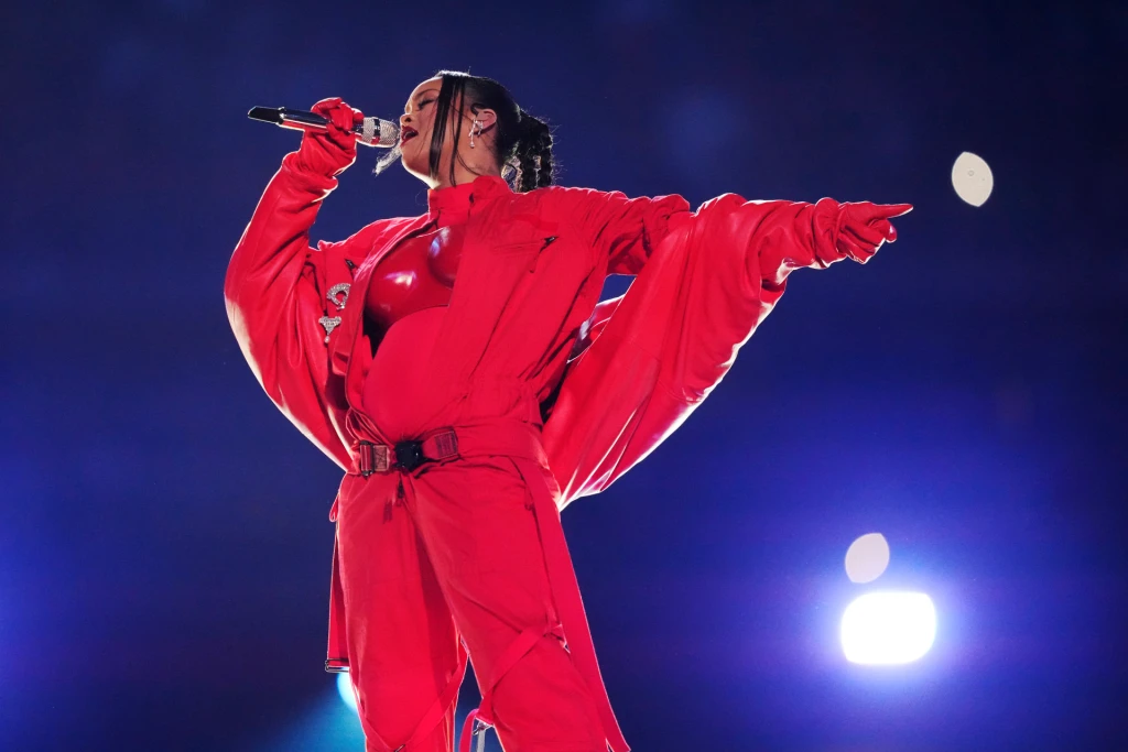 Odhalila tehotenstvo a dostala do varu milióny divákov. Prečo Rihanna nedostane honorár za šou na Super Bowl?