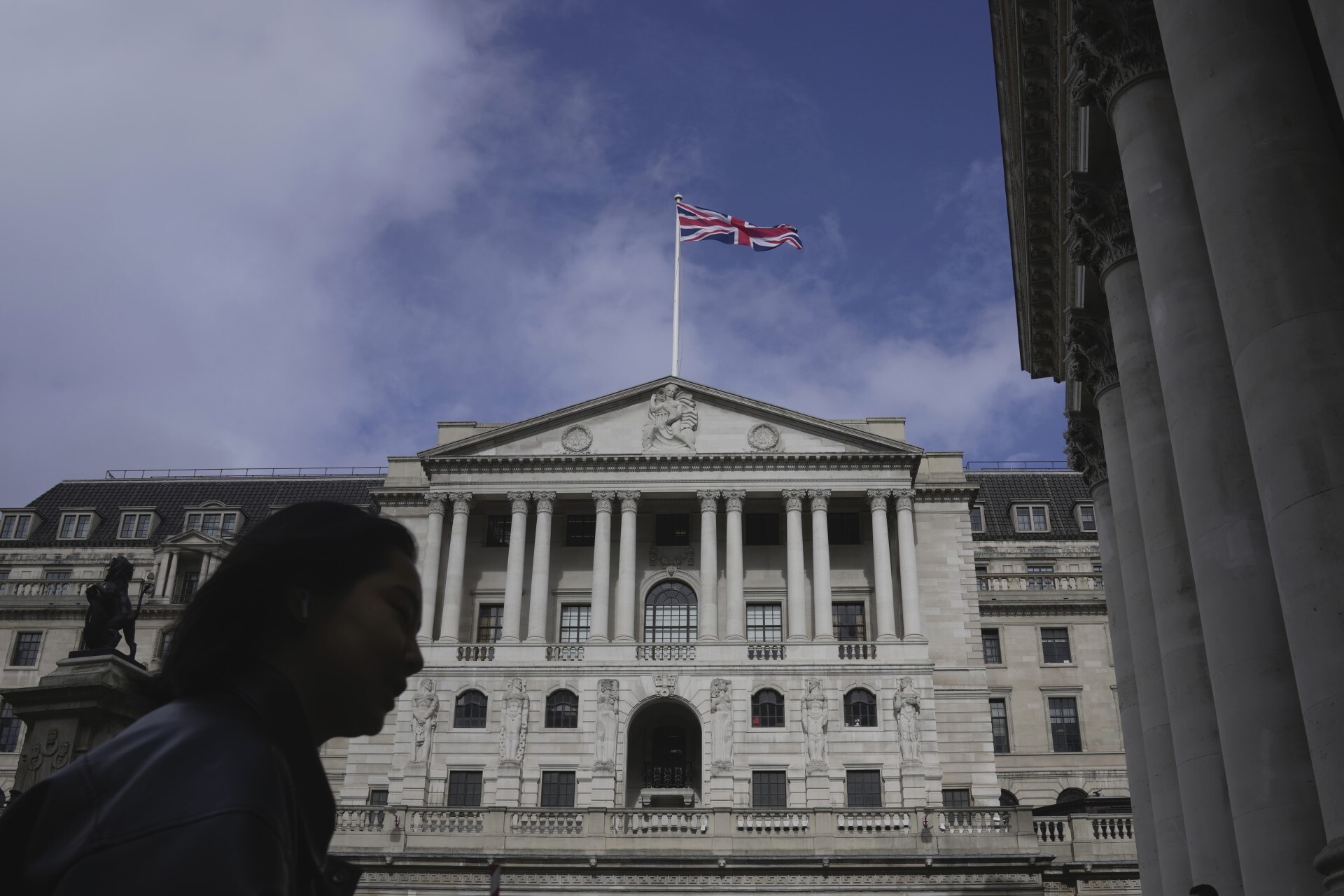 Po Fede zvyšujú úrokové sadzby aj centrálne banky v Spojenom kráľovstve a Švajčiarsku