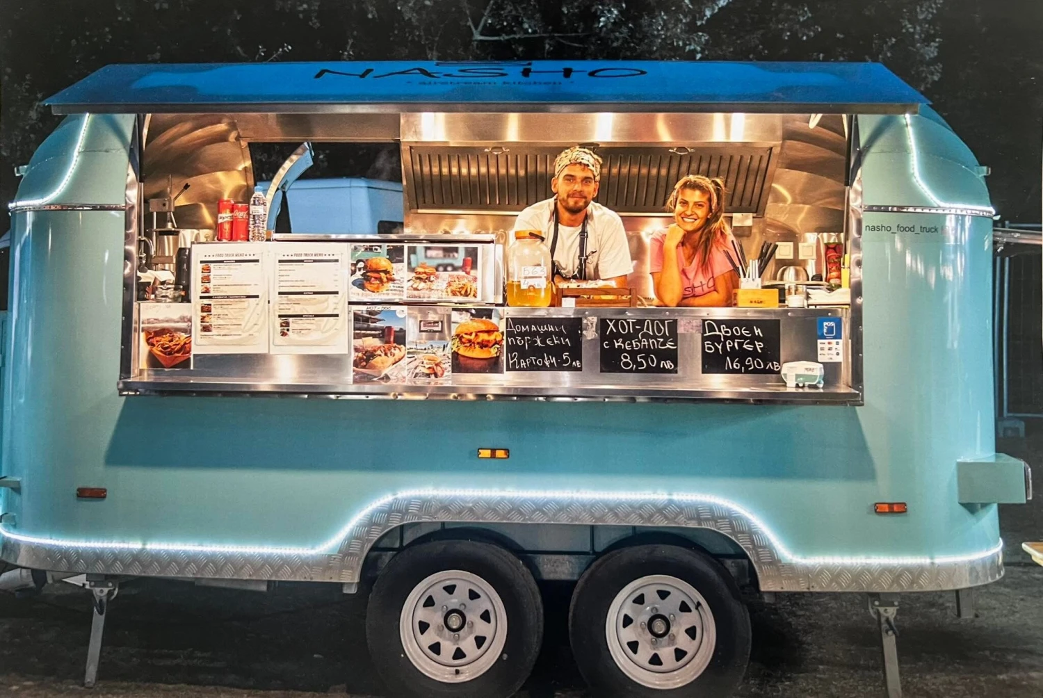 Hral hokej, vyštudoval právo. Dnes mladý Slovák vo Varne vedie vlastný streetfoodový koncept