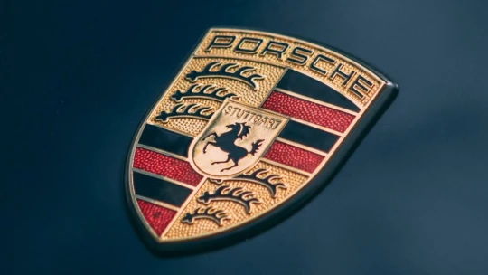 Porsche sa pripravuje na nižšie príjmy.  Dôvodom sú problémy s dodávkami hliníkovej zliatiny