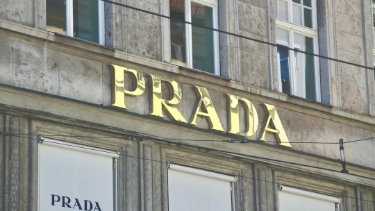 Veľká módna fúzia. Prada kúpila svojho rivala, chce ho vytiahnuť zo straty