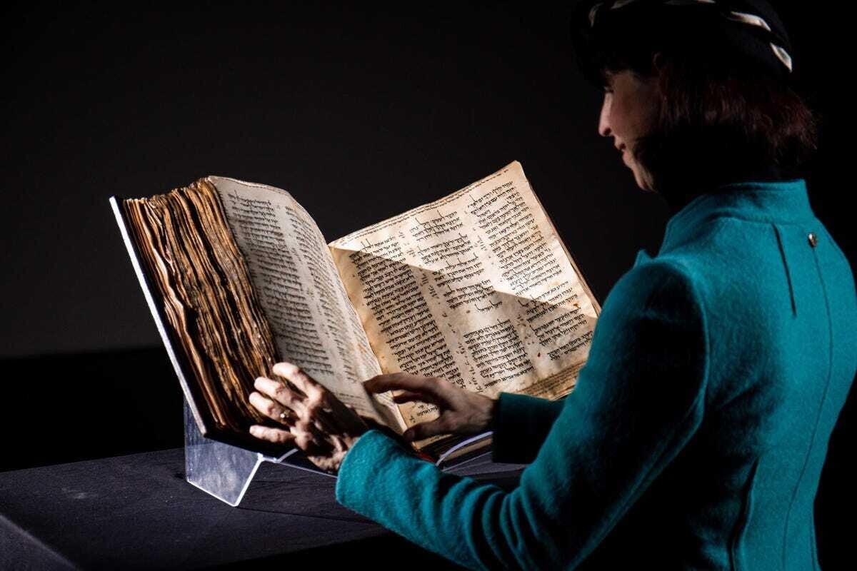 Sotheby’s vydražilo najdrahšiu knihu na svete. Čím je táto Biblia výnimočná?