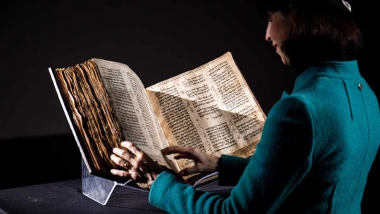 Sotheby’s vydražilo najdrahšiu knihu na svete. Čím je táto Biblia výnimočná?