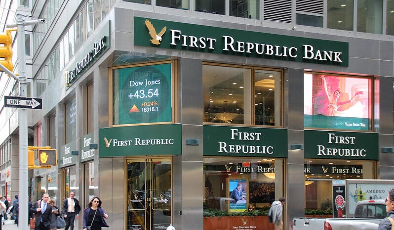 First Republic Bank vyplatila pred kolapsom niektorým zamestnancom štedré ročné odmeny