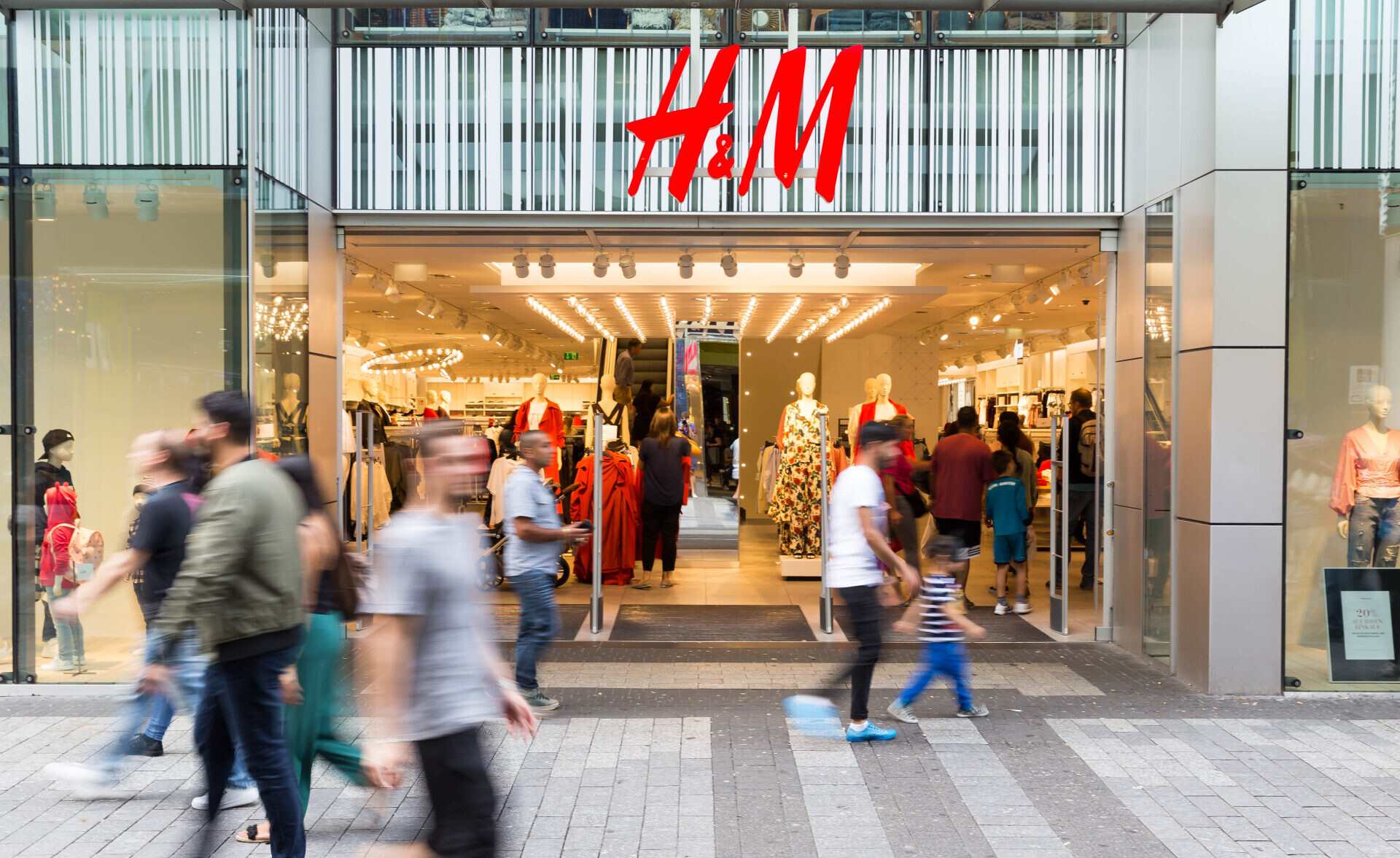 Namiesto straty nečakaný zisk. Reťazcu H&M pomohli škrty aj second hand