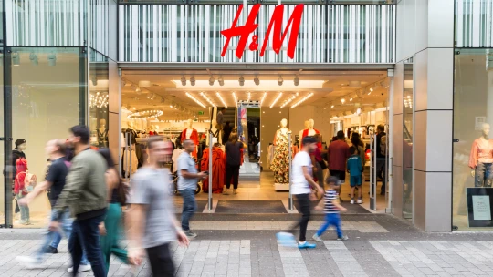 Namiesto straty nečakaný zisk. Reťazcu H&M pomohli škrty aj second hand