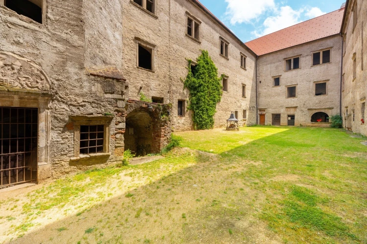 Staňte sa hradnými pánmi: Veľkolepý areál pri Brne je na predaj_2