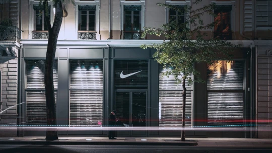 Spoločnosti Nike klesol zisk. Zápasí s vysokým objemom nepredaných zásob